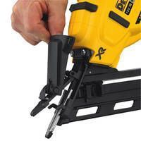 Пистолет гвоздезабивной аккумуляторный бесщеточный DeWALT DCN650N