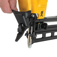 Пистолет гвоздезабивной аккумуляторный бесщеточный DeWALT DCN662D2