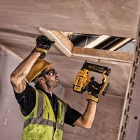 Пистолет гвоздезабивной аккумуляторный бесщеточный DeWALT DCN680NT