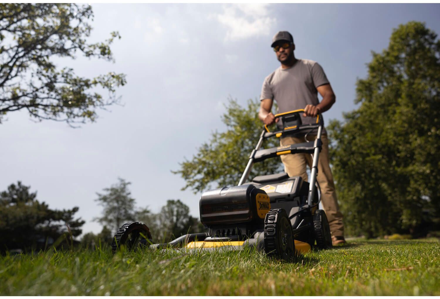 Газонокосилка аккумуляторная бесщеточная DeWALT DCMWP134N