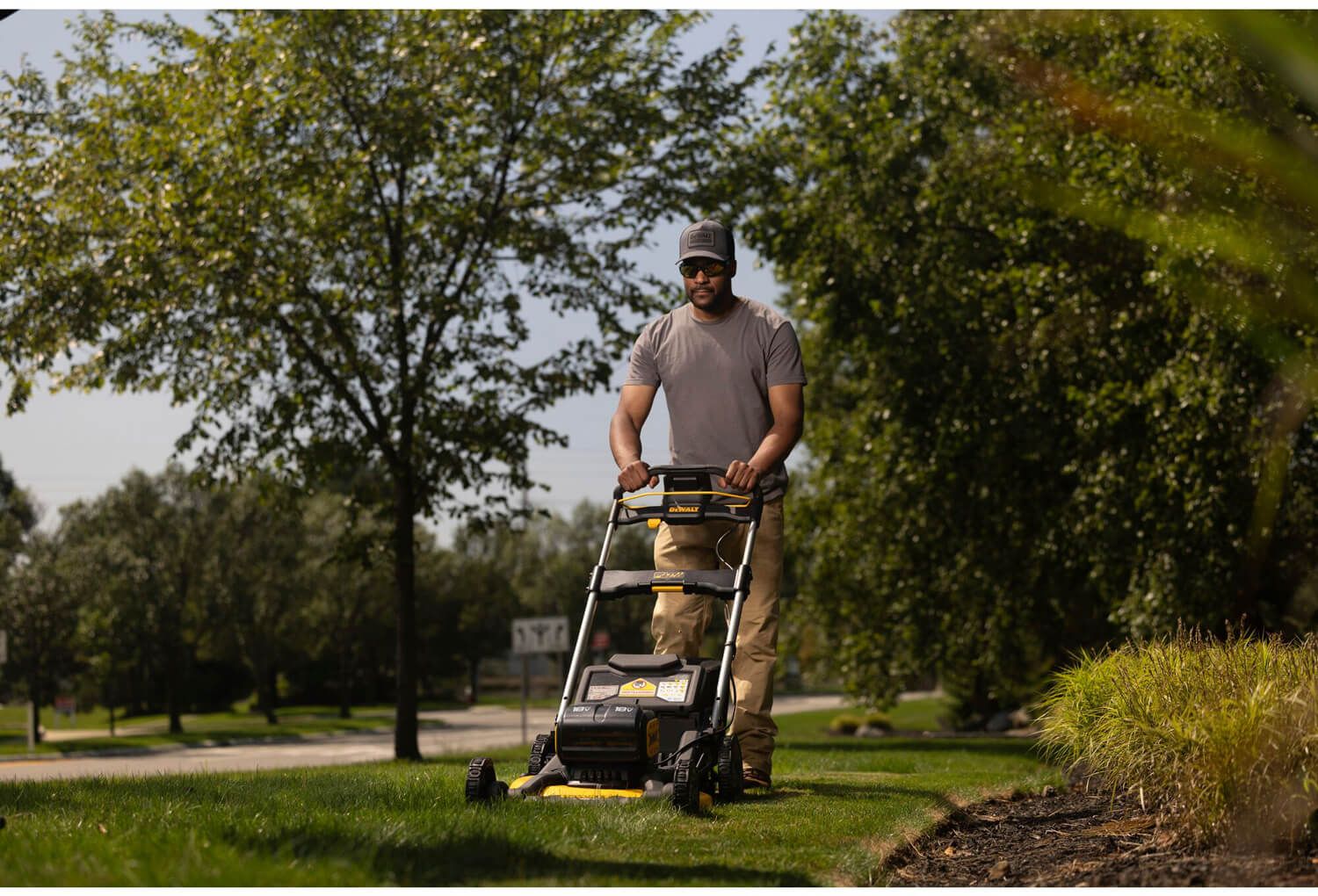 Газонокосилка аккумуляторная бесщеточная DeWALT DCMWP134N