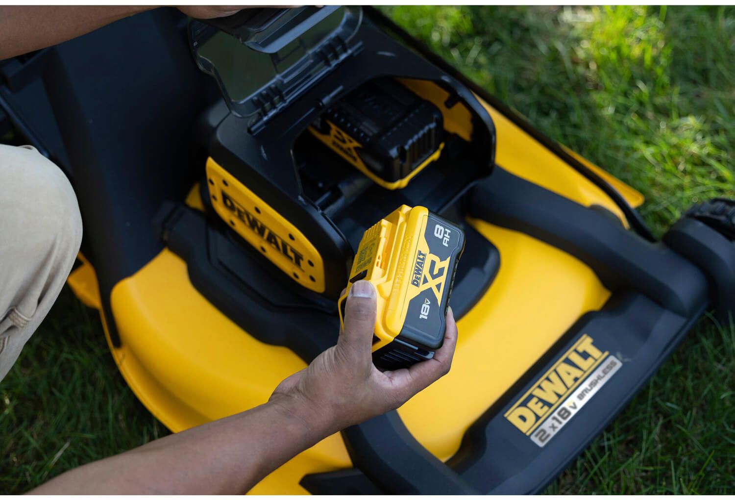 Газонокосилка аккумуляторная бесщеточная DeWALT DCMWP134N