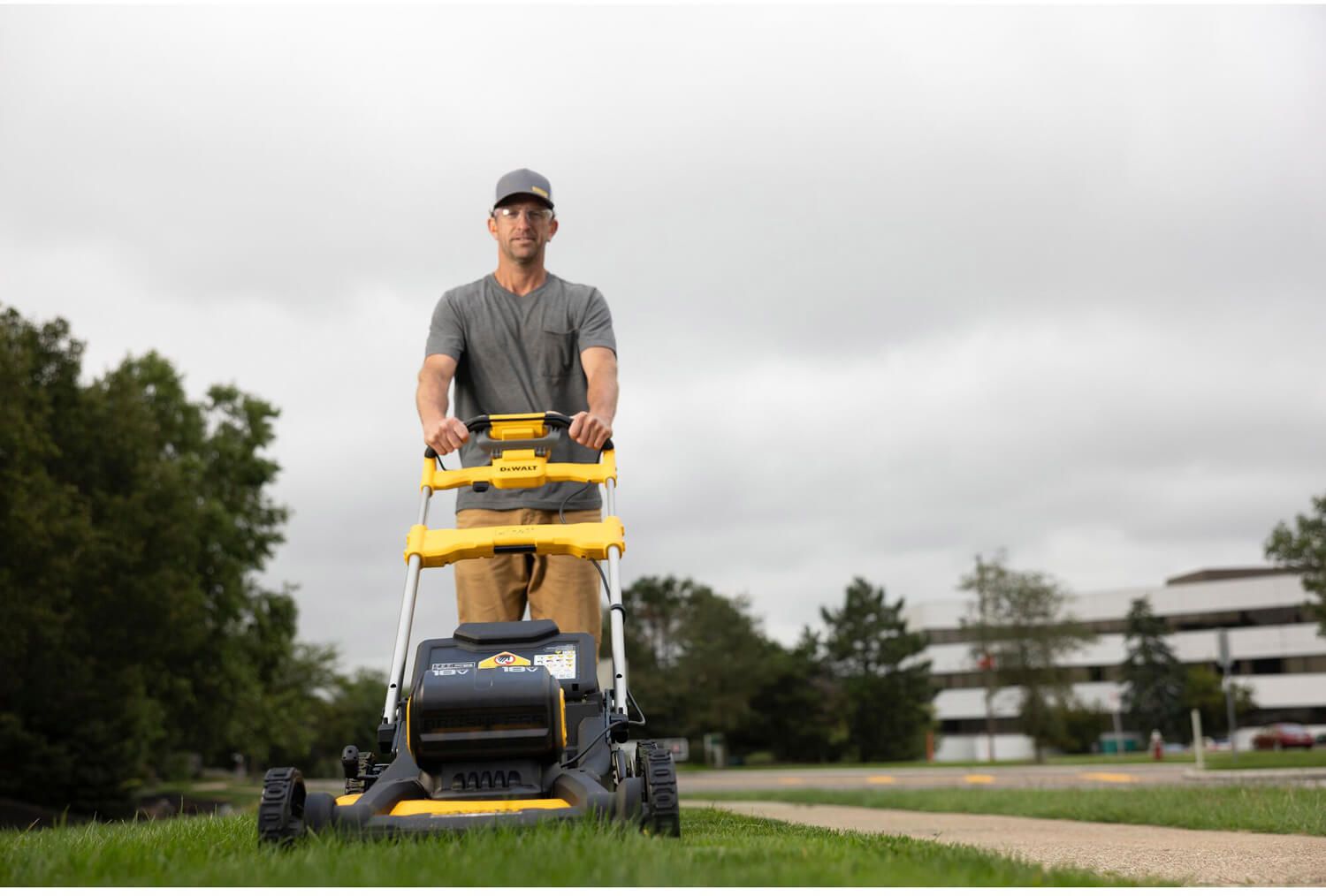 Газонокосилка аккумуляторная самоходная бесщеточная DeWALT DCMWSP156W2