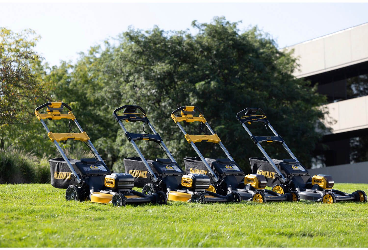 Газонокосилка аккумуляторная самоходная бесщеточная DeWALT DCMWSP156W2