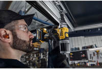Аккумуляторный заклепочный пистолет бесщеточный DeWALT DCF414E2GT