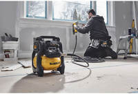 Аккумуляторный компрессор DeWALT DCC1018N