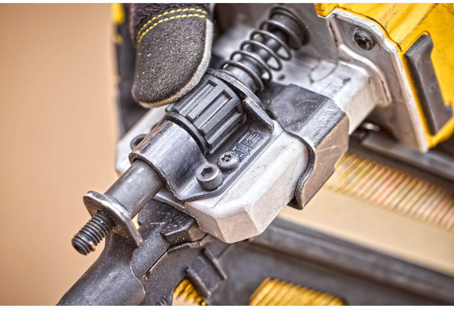 Пистолет гвоздезабивной аккумуляторный бесщёточный DeWALT DCN930N