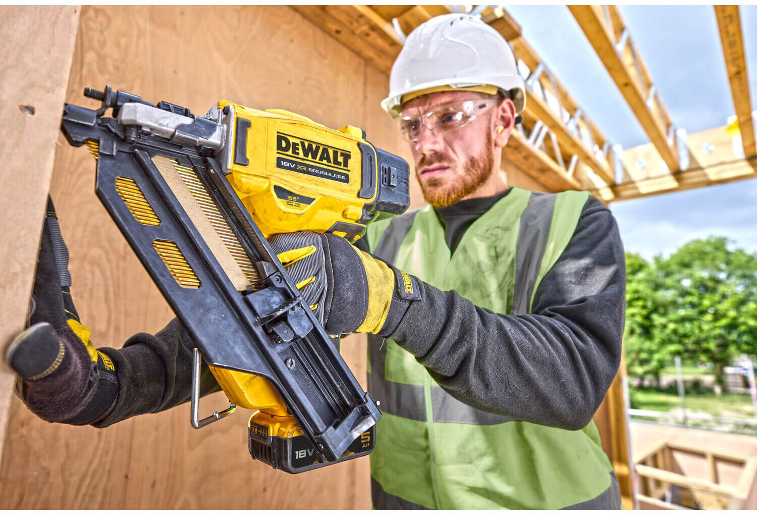 Пистолет гвоздезабивной аккумуляторный бесщёточный DeWALT DCN930P2