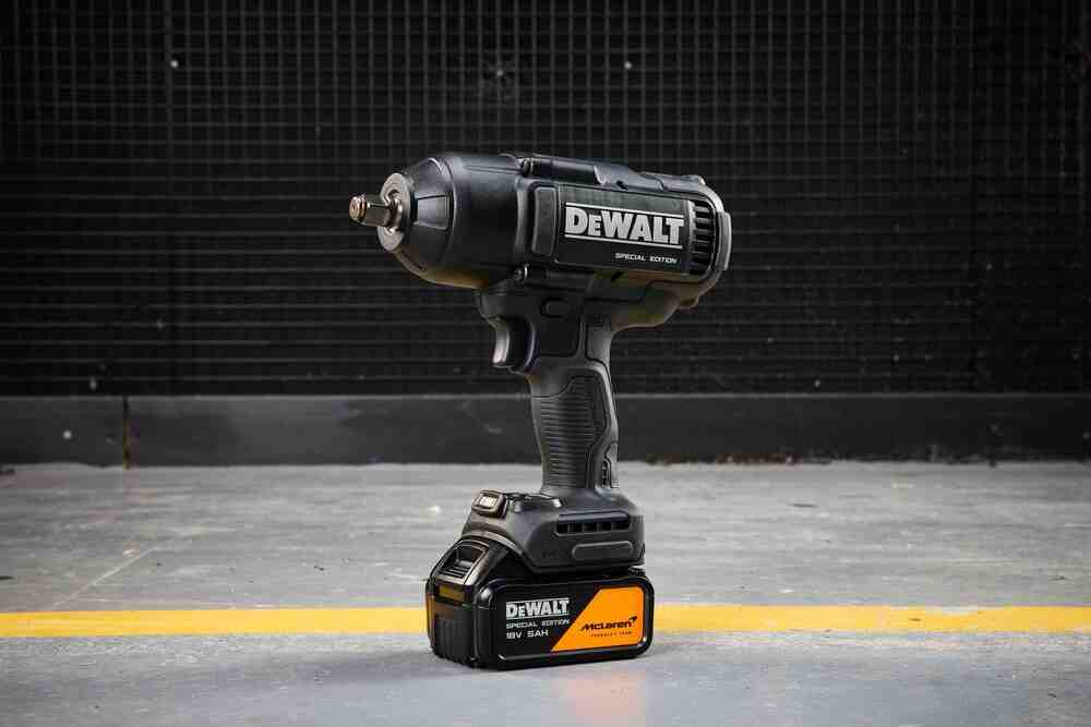Гайковерт ударный аккумуляторный бесщеточный McLaren F1 TEAM SPECIAL EDITION DeWALT DCF99MP2T