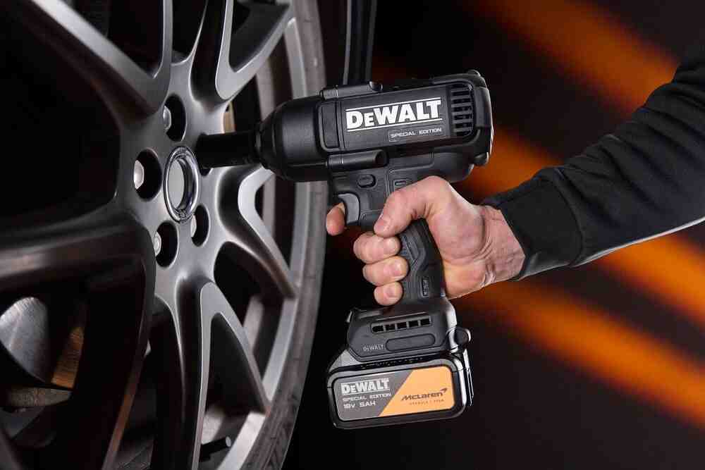 Гайковерт ударный аккумуляторный бесщеточный McLaren F1 TEAM SPECIAL EDITION DeWALT DCF99MP2T
