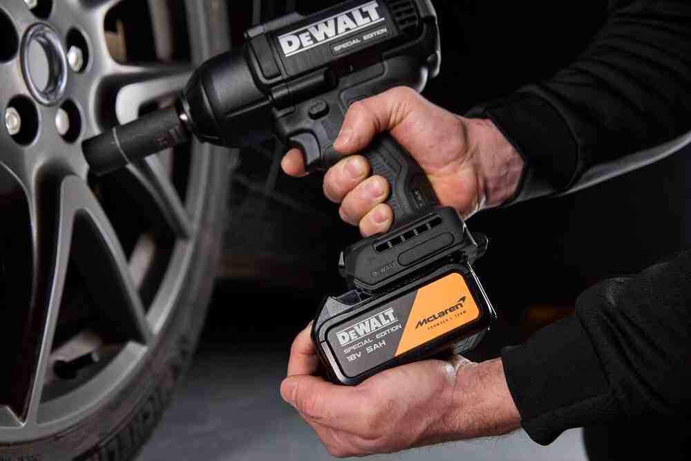 Гайковерт ударный аккумуляторный бесщеточный McLaren F1 TEAM SPECIAL EDITION DeWALT DCF99MP2T