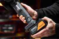 Шлифмашина угловая - болгарка аккумуляторная бесщеточная McLaren F1 TEAM SPECIAL EDITION DeWALT DCG45MP2T