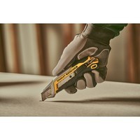 Нож FatMax Integrated Snap Knife длиной 165 мм с лезвием шириной 18 мм с отламывающимися сегментами STANLEY FMHT10594-0