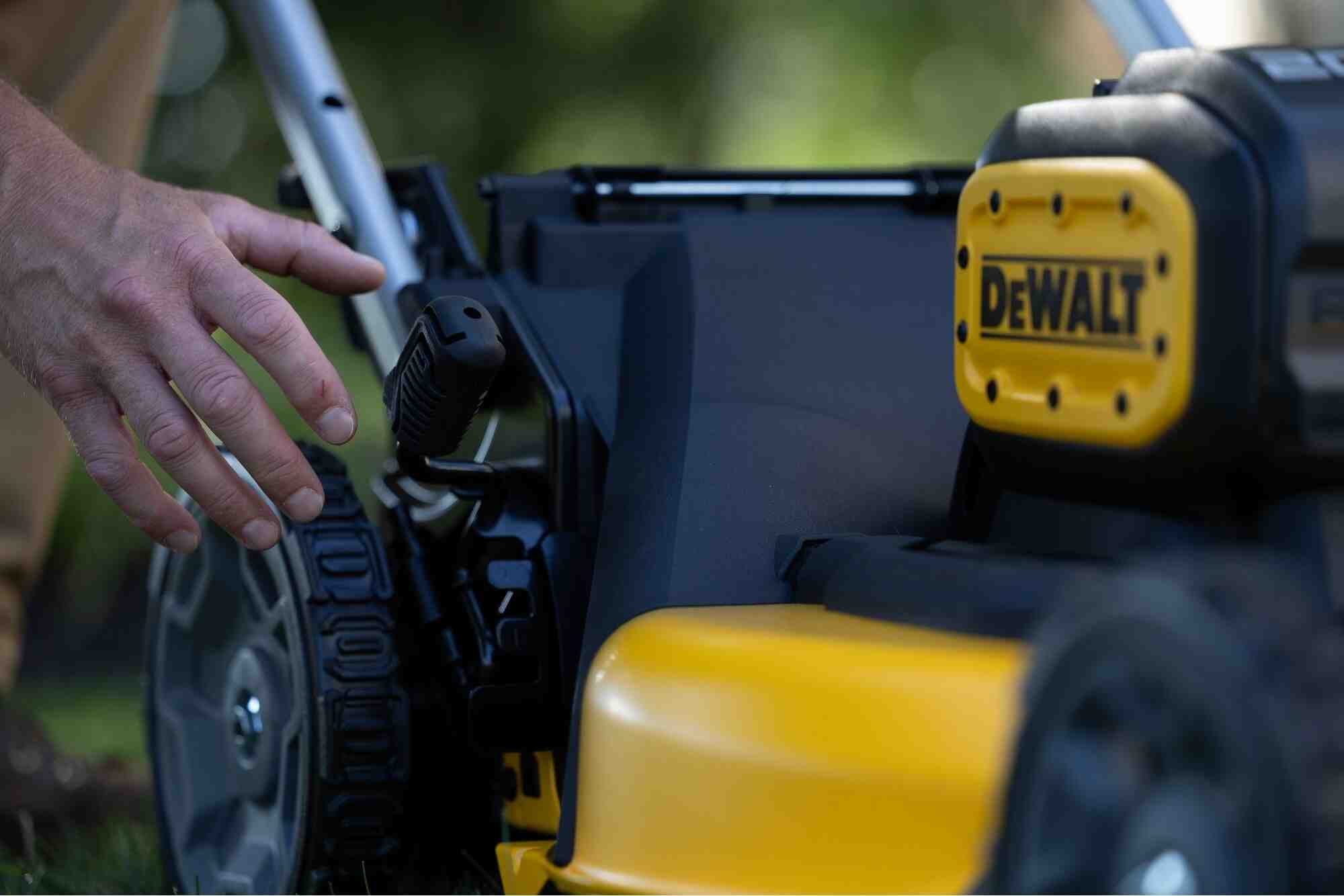 Газонокосилка аккумуляторная самоходная бесщёточная DeWALT DCMWSP156KIT