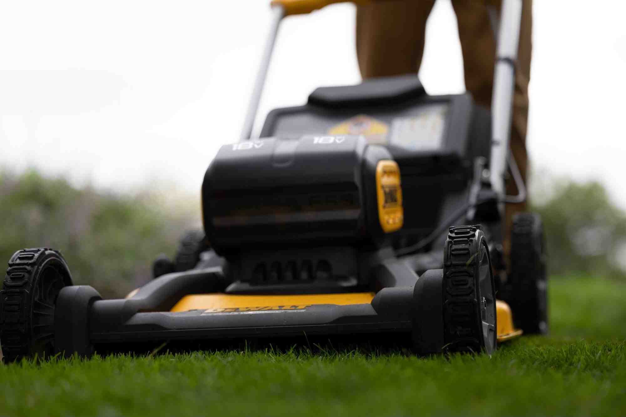 Газонокосилка аккумуляторная самоходная бесщёточная DeWALT DCMWSP156KIT